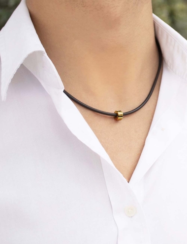 Collier original et moderne pour homme en or jaune et diamants noirs