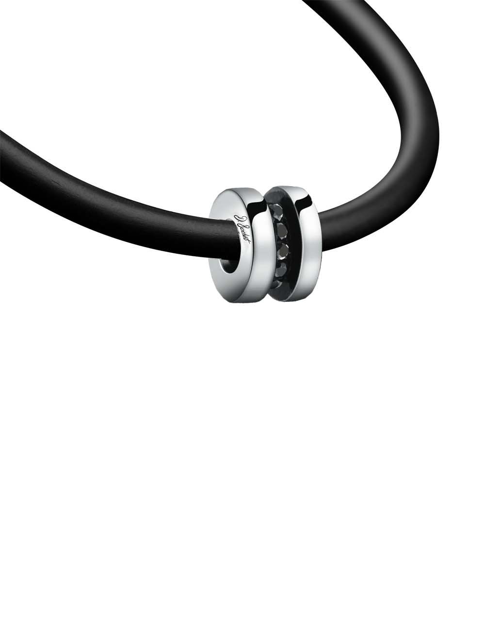 Collier homme Sense of Light en or blanc serti de diamants noirs, une pièce élégante et intemporelle.