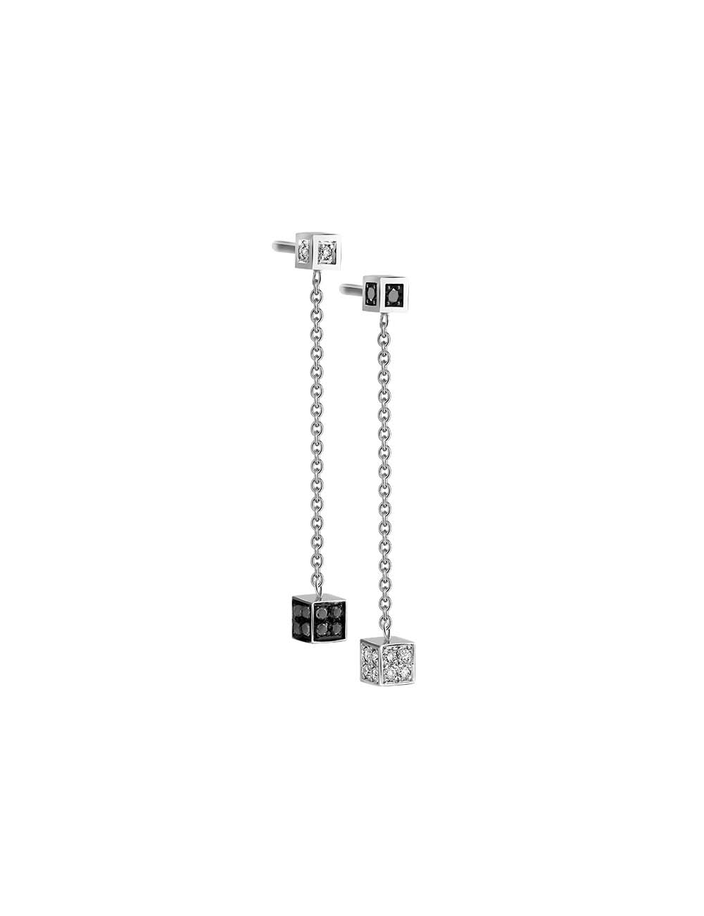 Boucles d'oreilles BlackLight Cube de D.Bachet en or blanc avec diamants blancs et noirs.