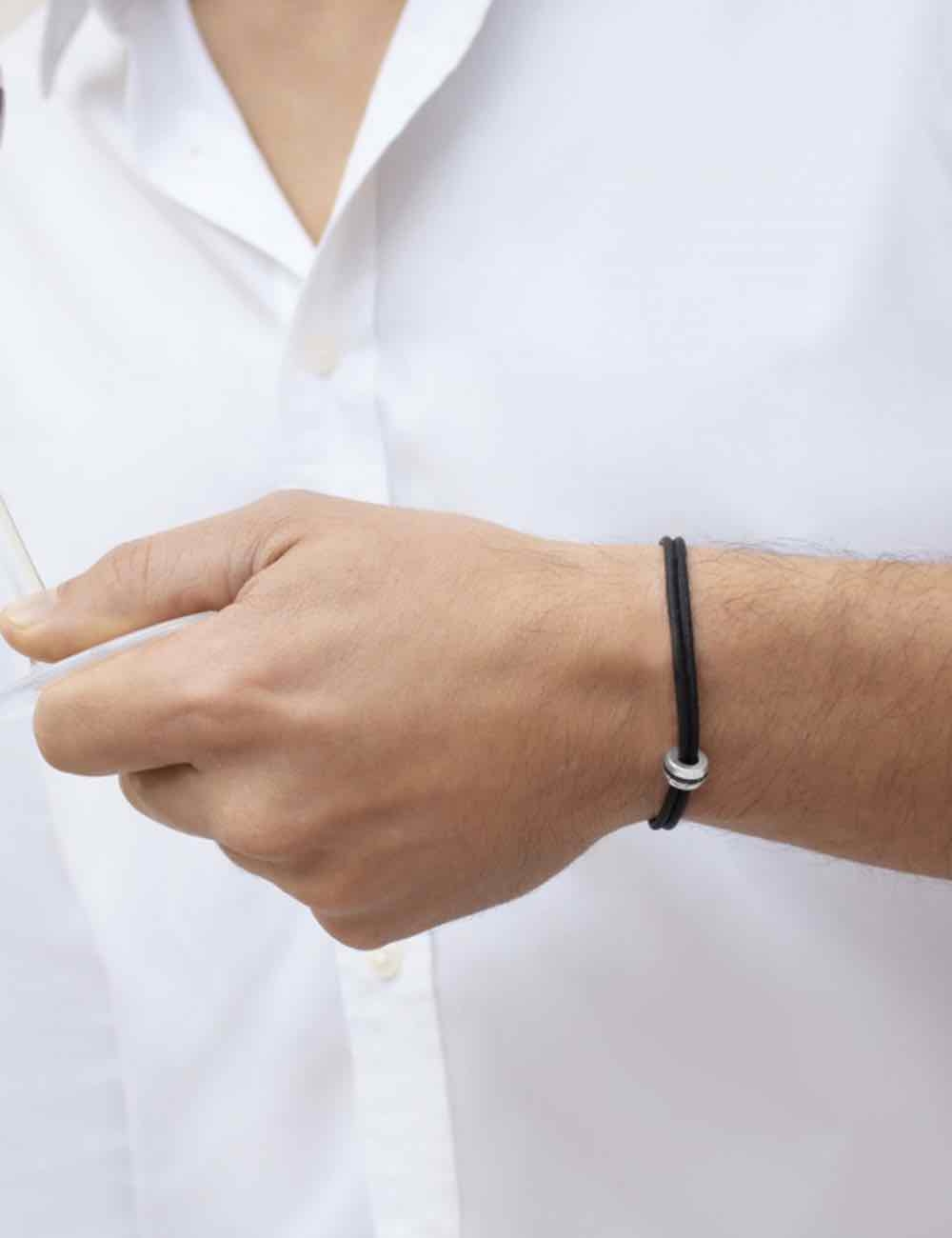 Bracelet homme en or blanc et diamants noirs avec noeuds coulissants à porter tous les jours