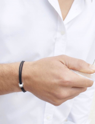 Cadeau homme : bracelet en or blanc 18 carats et une ligne décalée de diamants noirs réglable