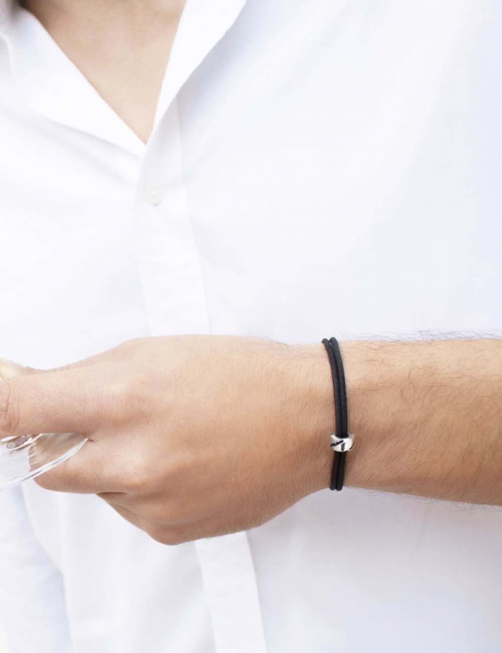 Bracelet moderne pour homme en or 18 carats et diamants noirs sur cordon noir ajustable