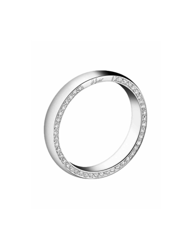 A diamonds wedding ring for women and men that combines tradition and modernity