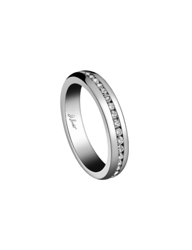 A luxury wedding ring for women in platinum and white diamonds entirely handmade in our workshop.