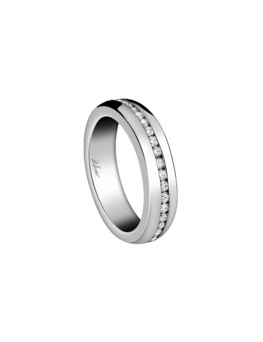 A wedding ring for women in white diamonds, a chic and luxurious design.