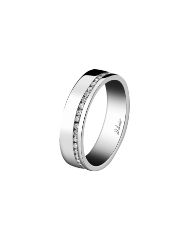 An original and bold wedding ring for women in white diamonds.