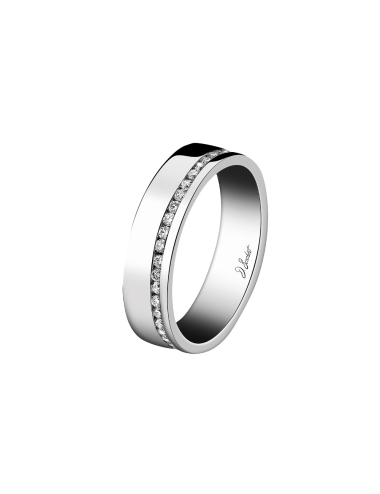 Une bague de mariage pour femme originale en platine et diamants blancs