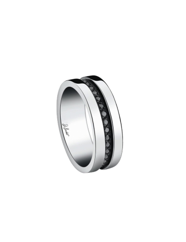 Une bague de mariage pour homme en diamants noirs à la masculinité élégante.