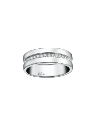 Wedding ring of character, white diamonds together with platinum create a dazzling effect.