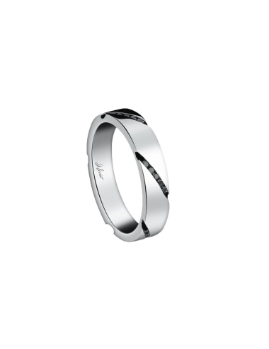 Alliance de mariage pour homme sertie de diamants noirs en diagonale tout autour de l'anneau.