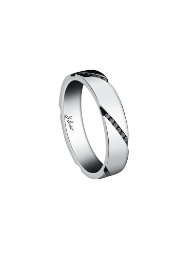 Une alliance de mariage pour homme contemporaine en platine et diamants noirs en diagonale.