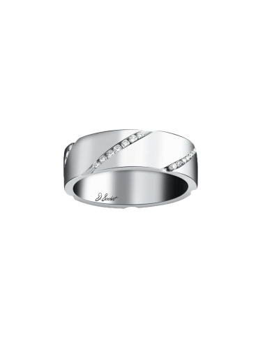 Une bague de mariage pour femme emprunt de force et de modernité, avec ses diamants blancs sertis en diagonale.