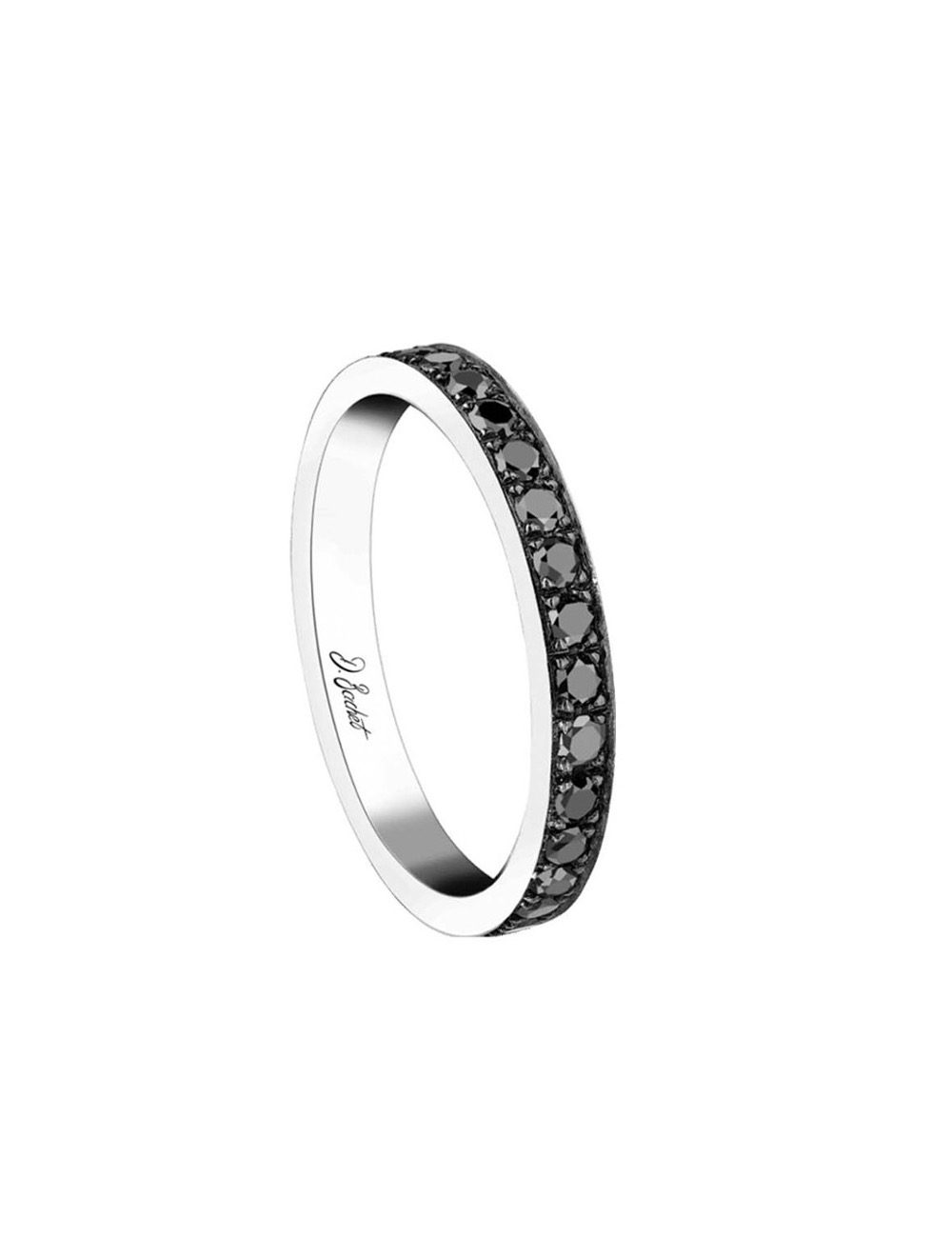 Alliance unisexe en platine, sertie de diamants noirs étincelants autour de l'anneau, capturant la lumière de manière raffinée.
