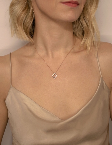 Le cadeau idéal, un collier femme luxe en or blanc et diamants blancs en forme de losange