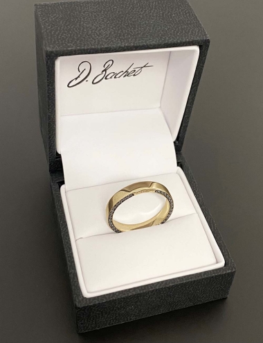Wedding ring in yellow gold set with white diamonds and black diamonds on the sides of the band