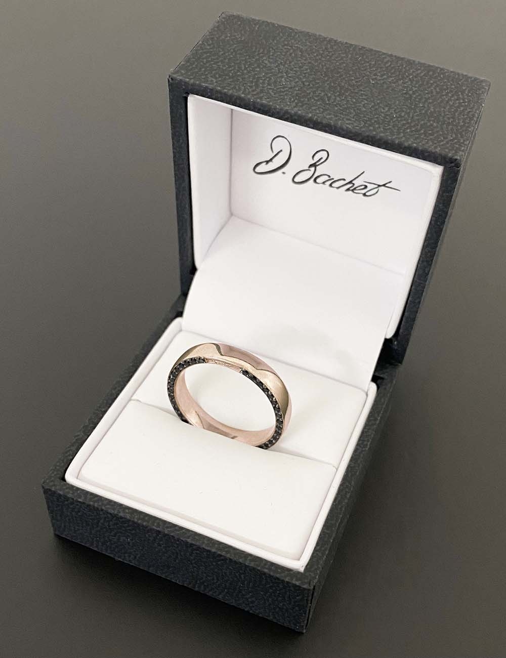 Wedding band for women and men in rose gold set with white and black diamonds on both sides