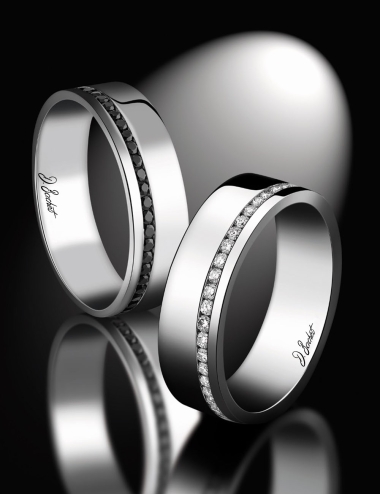 In platinum, rose gold or yellow gold, graphic and modern, it is a powerful and dazzling wedding band.