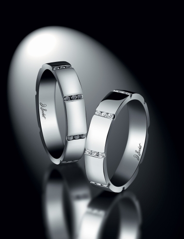 Bague de mariage femme en platine et diamants blancs graphique, moderne et sophistiquée.