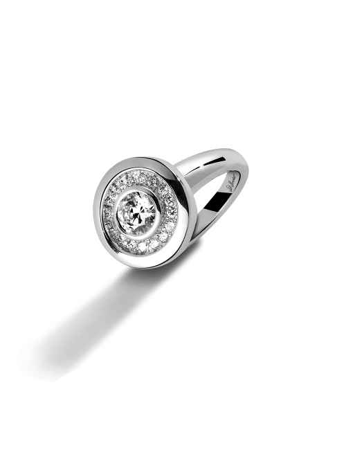 Bague Allure en platine avec diamant central et halo de diamants blancs, un bijou moderne et raffiné fabriqué en France.