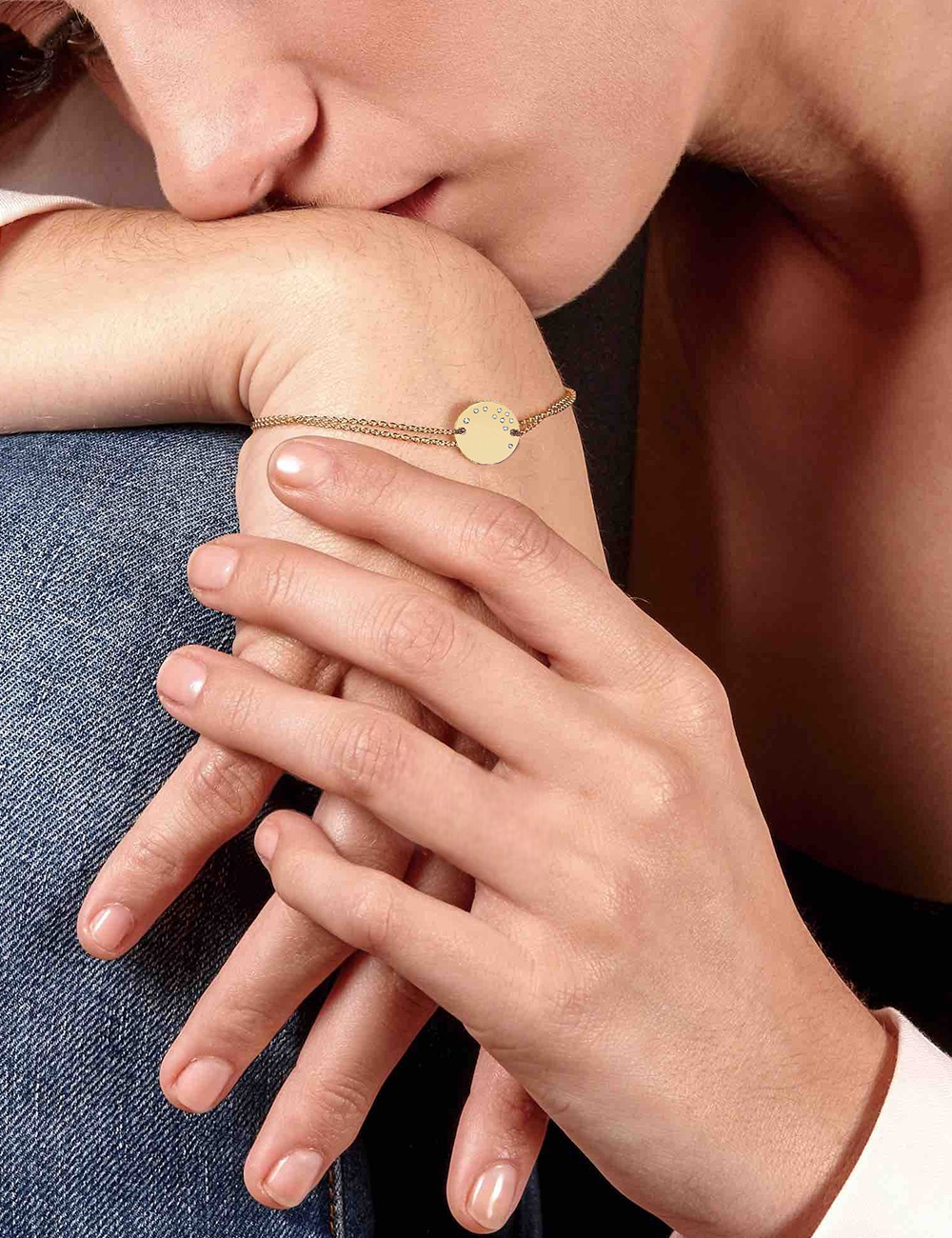 Bracelet Médaillon Diamants Blancs en or jaune éclatant parfait pour un style intemporel et élégant.