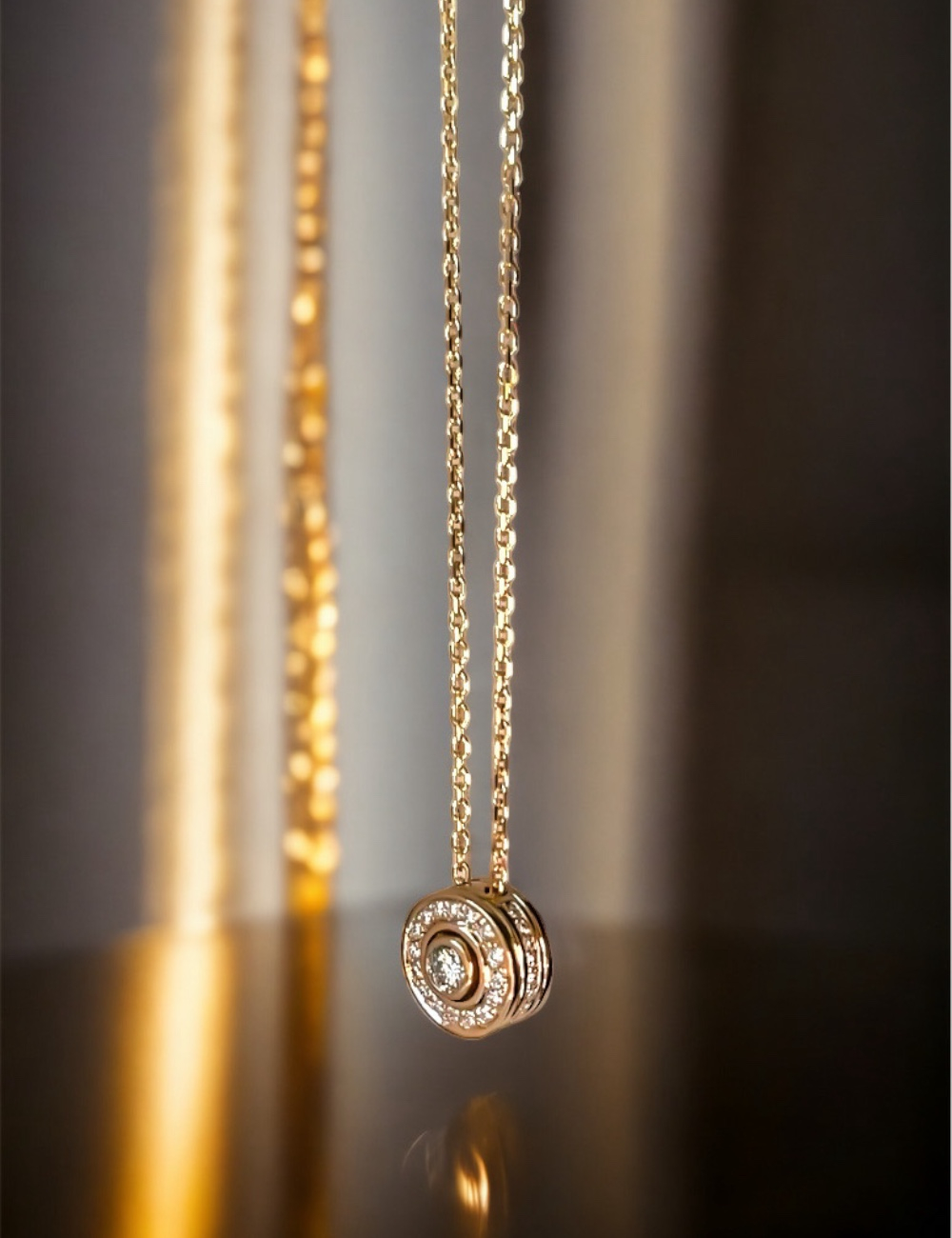 Collier entourage diamant D.Bachet, diamant blanc central et dos fleur de vie détaillé