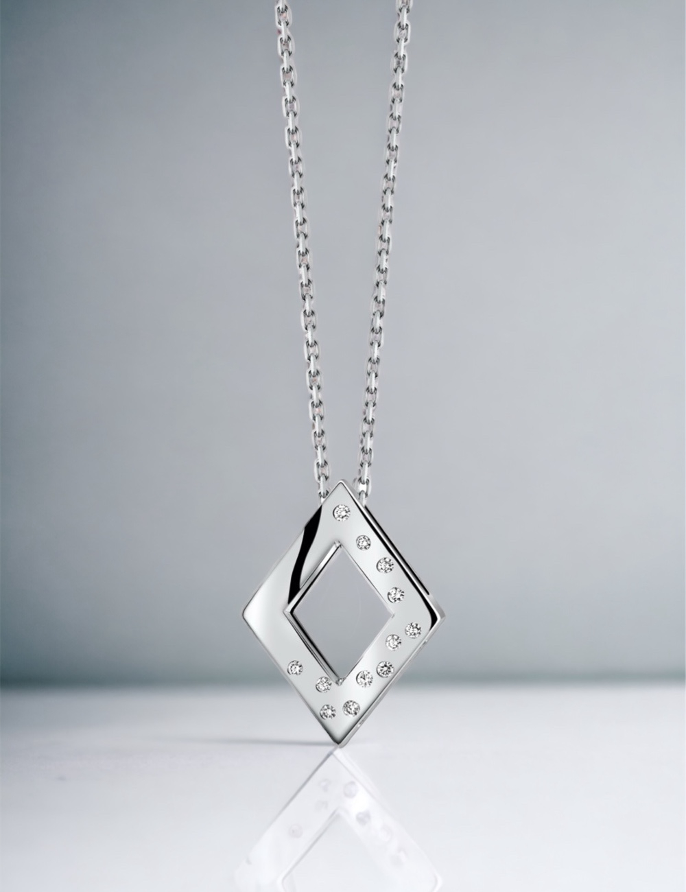 Pendentif femme Cascade Losange en or et diamants, symbolisant harmonie et élégance, parfait pour toutes les occasions.