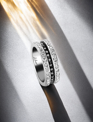 Alliance femme 'Scroll in Love' en platine, présentant un cercle complet de diamants blancs et noirs sertis grains.