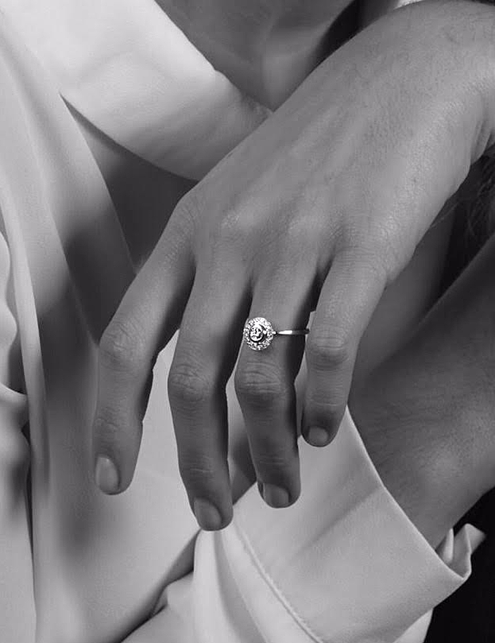 Bague entourage en platine avec diamant blanc central de 0,30 ct, éclat et symbole d'amour éternel, raffinement assuré.