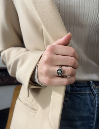 Bague Femme, Allure contemporaine, diamant blanc 0.20 ct, halo de diamants noirs, luxe raffiné.