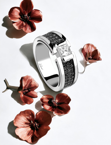 The perfect women's ring for engagements, birthdays, a new arrival, or just to say 'I love you'.