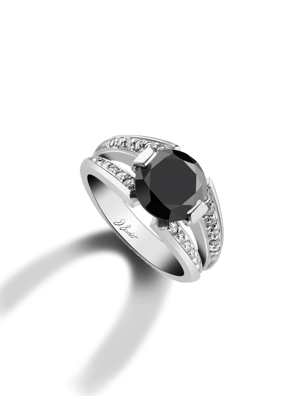 Bague de fiançailles avec diamant noir de 1.30 carat, serti par deux griffes élégantes pour un design unique et énigmatique.
