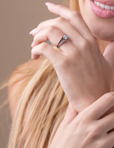 D.Bachet iconic engagement ring with 0.50 ct white diamond, platinum setting, and black diamonds.