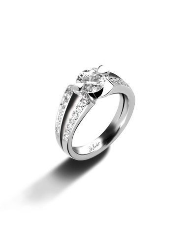 Élégante bague solitaire 0.50 carat diamant blanc, monture double corps en platine pavée, luxe moderne et féminin.