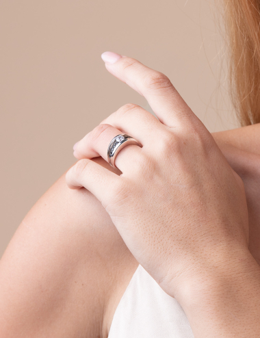 Bague solitaire pour femme Soft : forme arrondie, lignes élégantes, diamant blanc de 0,30 ct et diamants noirs.