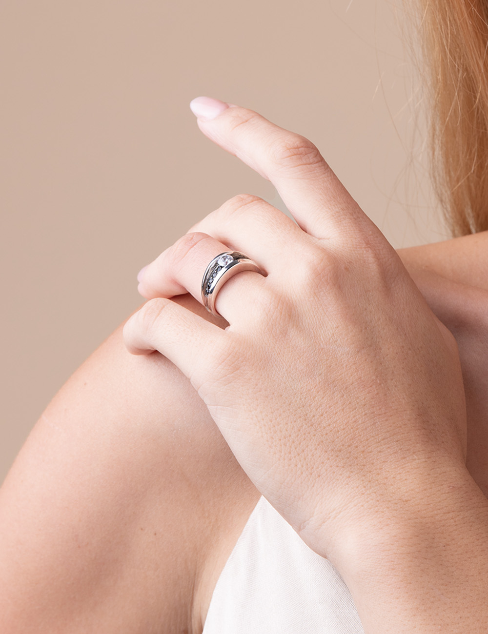 Balanced elegance: round shape, black diamonds enhance 0.30ct white diamond, contrast with platinum.