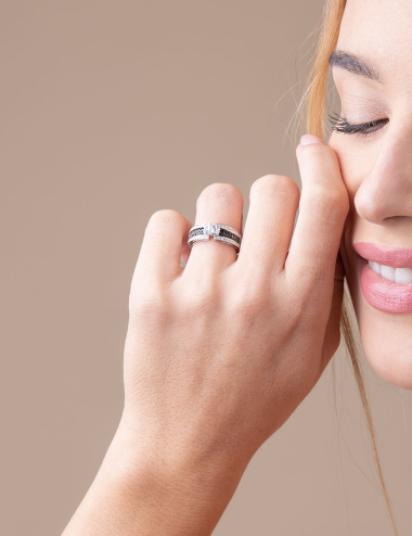 Bague de luxe pour femme, le diamant blanc taille brillant de 0,30 ct est rehaussé par un pavé de diamants blancs et noirs.