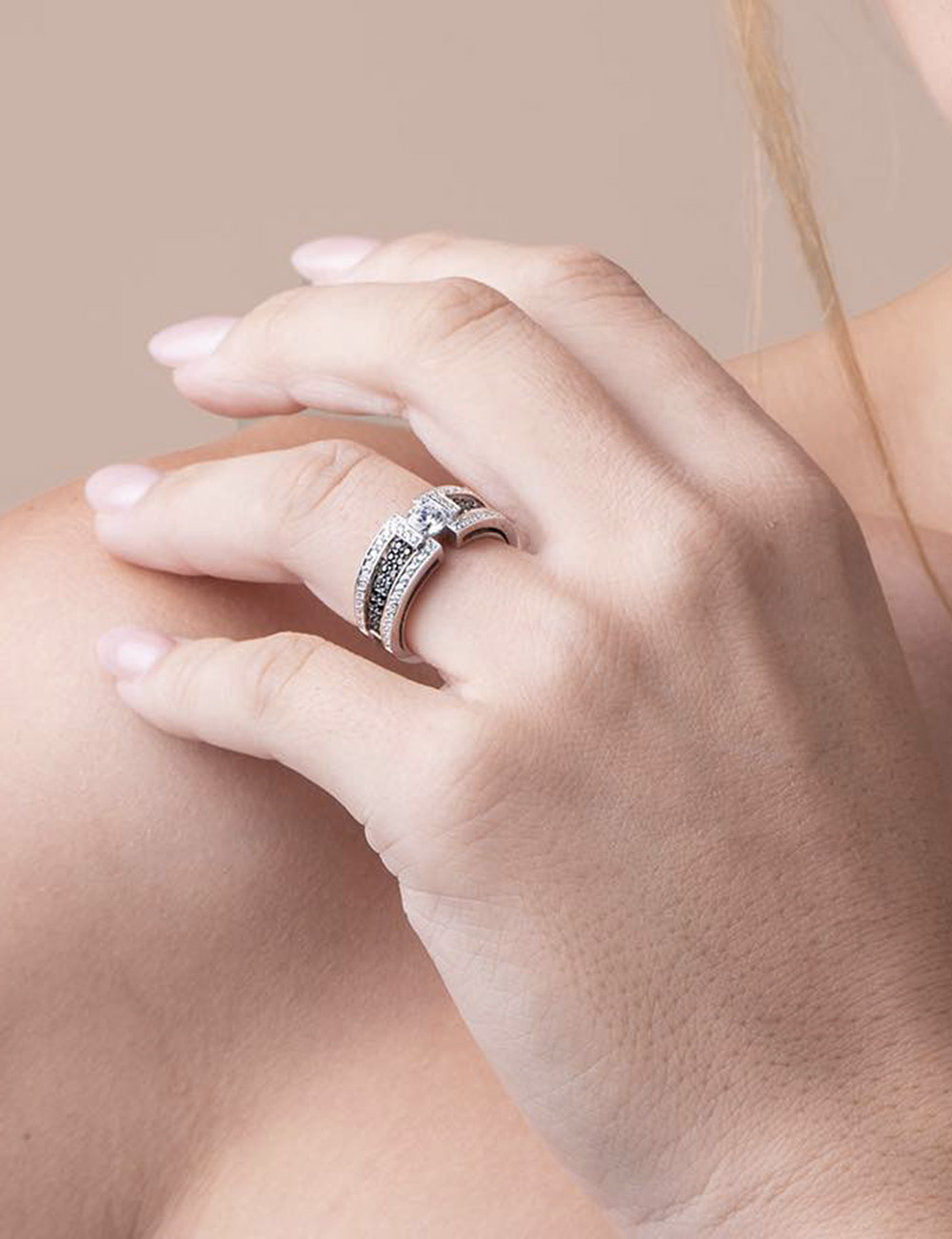 Luxury women's ring, made in France, 0.50ct white diamond, white/black diamond pave.