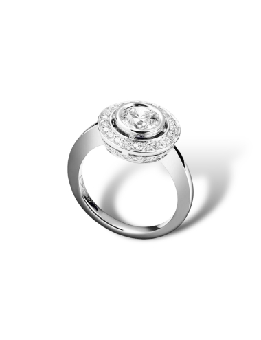 Bague de fiançailles entourage en platine sertie d'un diamant blanc de 1 carat et d'un halo de diamants.