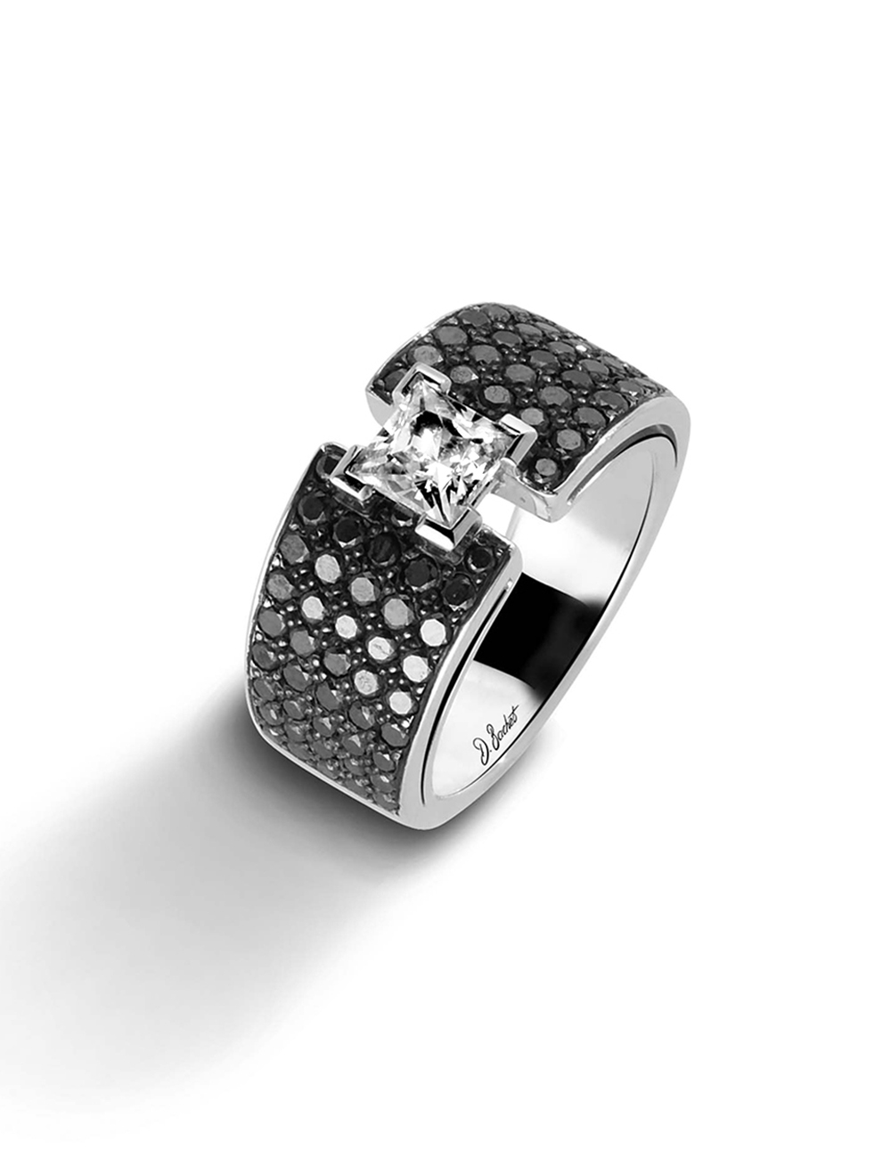 Bague luxe femme: diamant blanc princesse 0.60 ct, entouré de diamants noirs.