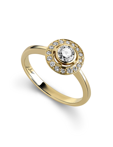 L'élégance moderne de cette bague entourage en or jaune sertie d'un diamant blanc de 0,30 ct. Un cadeau symbole d'amour éternel.
