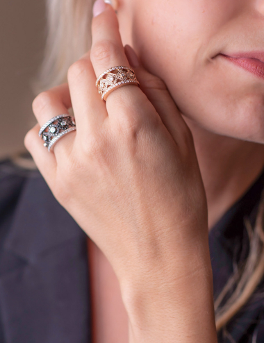 Rose gold luxury ring, white/brown diamonds, airy design, modern romantic brilliance.