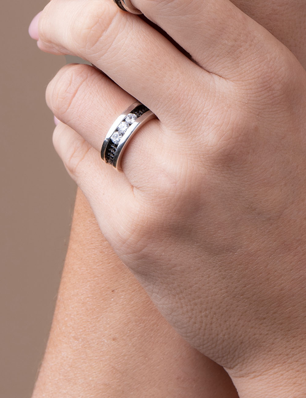 Modern Trilogy ring with 3 white diamonds, embodying modern elegance.