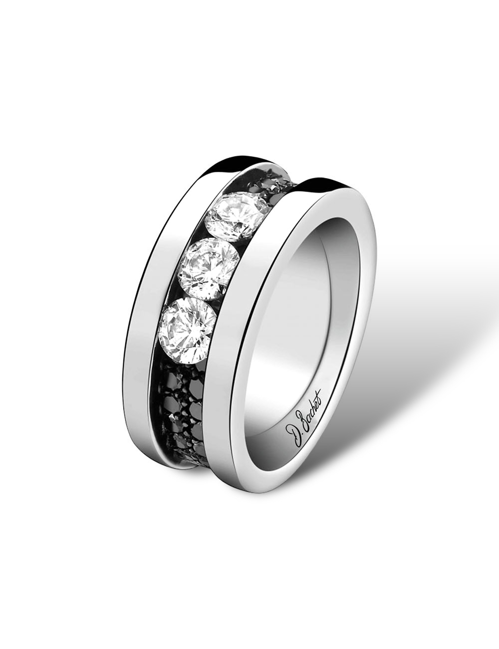 Luxury women's ring: three diamonds, symbolizing elegance and love.
