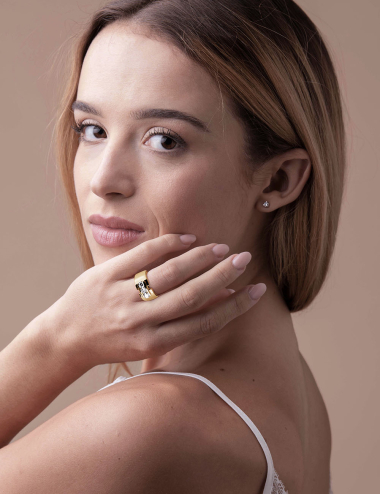 Bague trilogie en or jaune, diamants naturels de 0,30 ct, alliant tradition et luxe éthique.