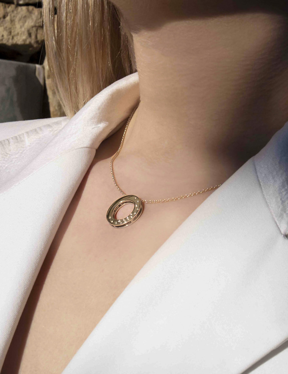 Women's necklace in yellow gold and few white diamonds to wear everyday.