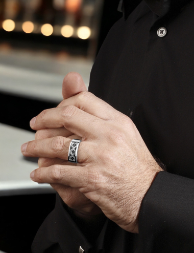 Epicurien men's ring, blending black and white diamonds in Art Deco brilliance, for unmatched elegance.