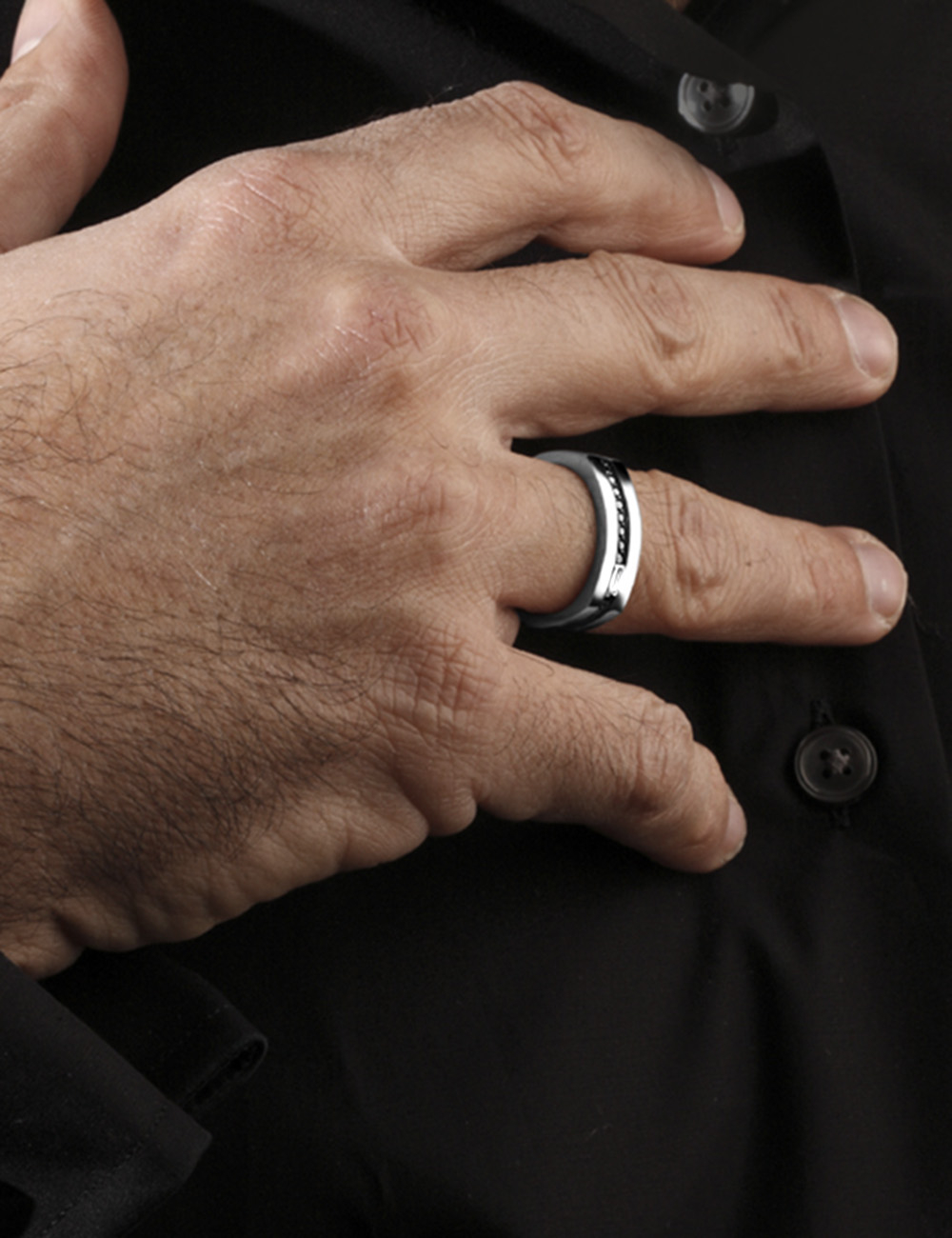 Explorez cette exquise Chevalière Homme en Platine ornée de diamants noirs et blancs saisissants.