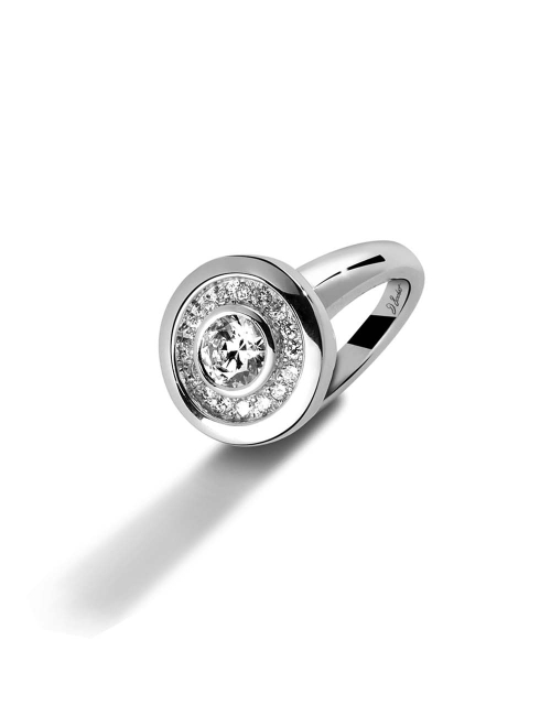 Bague Allure en platine avec diamant central et halo de diamants blancs, un bijou moderne et raffiné fabriqué en France.