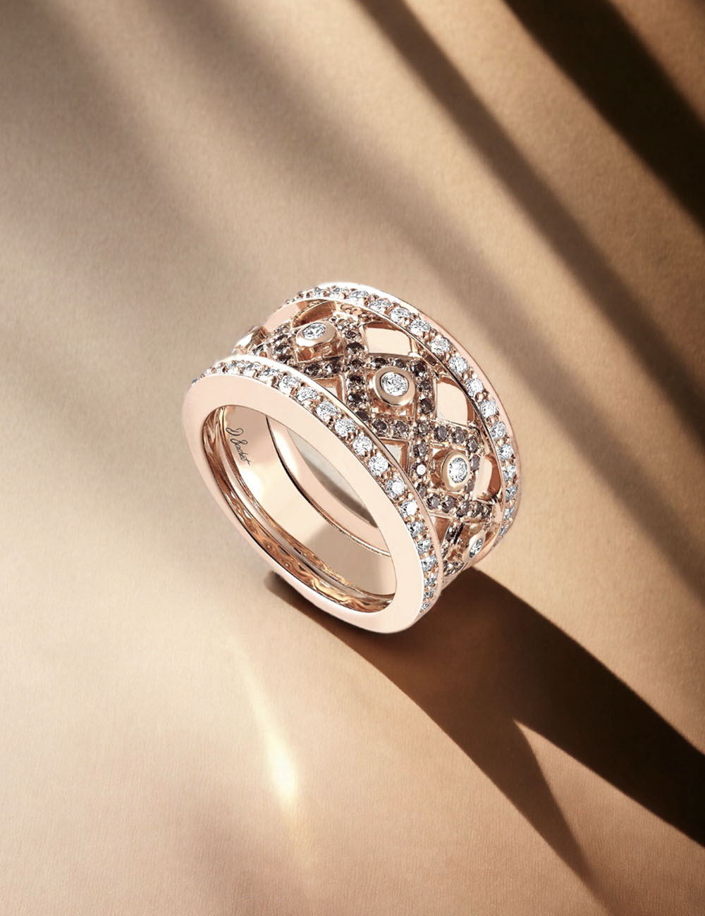 Feminine Rock ring in rose gold with white and brown diamonds, elegant and modern design.