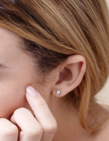 Boucles d'oreilles luxueuses en diamant blanc et or, quintessence de l'élégance pour un raffinement quotidien.